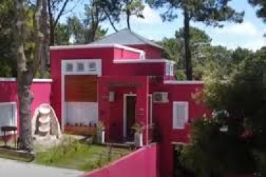 Ocupas pero finos: usurparon una casa en Cariló y la pintaron de un color "discreto"