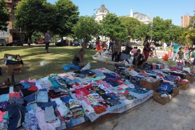 Concejales peronistas quieren que se legalice la feria de ropa usada de Plaza San Martín