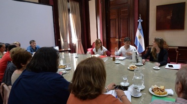 La prioridad es arreglar las escuelas para empezar las clases: Kicillof y Vila arrancaron el diálogo con los gremios docentes