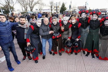 Con la Murga "Esa te la Debo", Secco celebró la independencia y "atendió" a Vidal