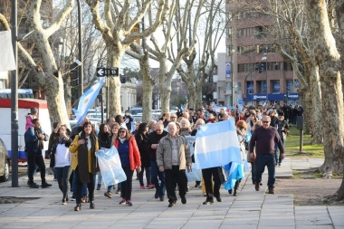 "Voto al gato para que se coma a las ratas", la consigna de la versión platense de la marcha a favor del gobierno