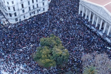 Marcha pro gobierno: Macri, emocionado, agradeció desde el balcón de La Rosada