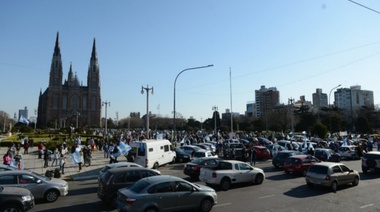 Anticuarentena y otros antis: en La Plata también hubo concentación y bocinazo