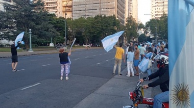 Con floja concurrencia, la hinchada del Covid hizo un banderazo en Plaza Moreno