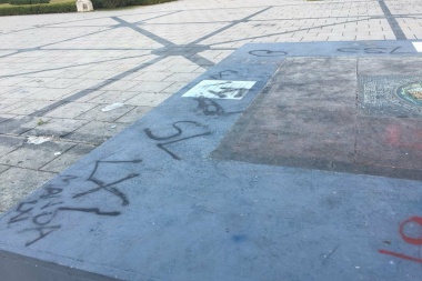 Revisan cámaras de seguridad para ver a qué colegio le cobran el daño causado a la Piedra Fundacional