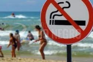 Rechazan el proyecto para prohibir fumar en playas y parques