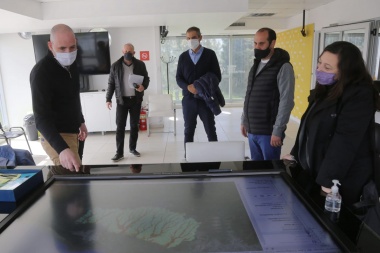 La Muni platense y Edelap siguen punteando el plan de obras: 500 columnas de hormigón y nuevos centros para asegurar el suministro en la periferia