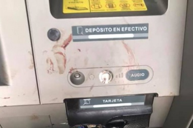 Cajero sangriento en Villa Elisa: le comió la tarjeta y casi "le" rompe la mano