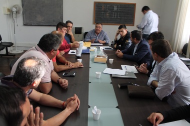 Le apuntan a UBER: los taxistas querían de $90 mil pero acordaron que sea de $40 mil la multa por transporte ilegal