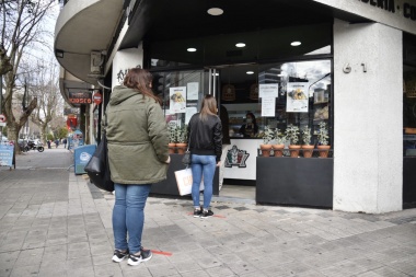 Primero los deliverys, filas de colores y otros requisitos para los comercios en La Plata