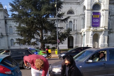En el fondo la gente es buena: fue un éxito la colecta de ropa de La Plata Solidaria
