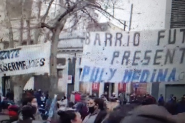 El Pata Medina volvió a hacer un acto en la vieja sede de 44 y 4 y los vecinos se quieren pegar un corchazo