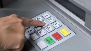 Encontró una tarjeta en el cajero, se transfirió 10 mil pesos, se arrepintió y los devolvió