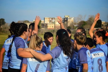 Rendirse jamás: aparecieron los sponsors y las chicas de Villa San Carlos jugarán en Primera