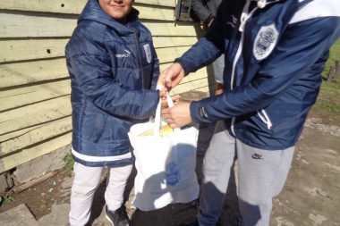 En las malas, mucho más: hinchas de Gimnasia salieron a repartir "bolsas triperas", con alimentos a familias necesitadas