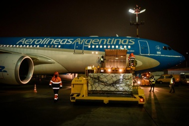 Vamos, Rusa, vamos: el avión de Aerolíneas Argentinas llegó a Moscú y ya empezó la carga
