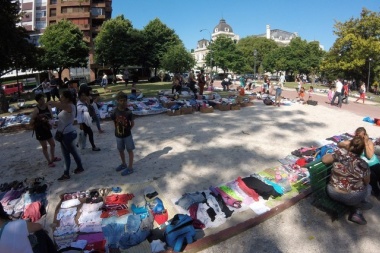 En La Plata operan 5 mil manteros, en un negocio de $70 mil millones al año