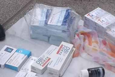 Un peligro para la salud: por la pobreza, en el conurbano se canjean remedios en las calles