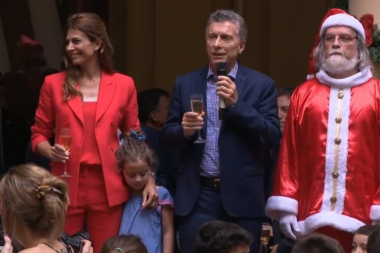 En el año de las tormentas, el brindis con un Papá Noel desnutrido, lo resume todo