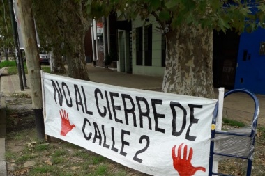 En medio de la tensión vecinal, apareció destrozado un cerco para las obras del paso bajo nivel de 1 y 32