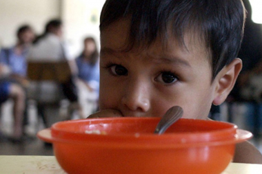La mesa contra el hambre mira a La Plata donde la mitad de los niños no toman leche