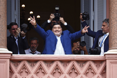Dos hinchas de Gimnasia que admiran a Diego pelearán a muerte por la deuda externa