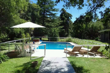 Piden hasta 150 mil pesos la quincena: avalancha de consultas para quedarse el verano en una casa quinta platense al no poder ir a la costa