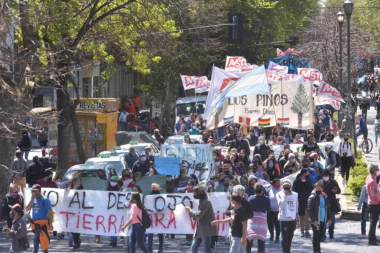 Piqueteros en pie de guerra invadieron La Plata y exigen el 10% de las tierras