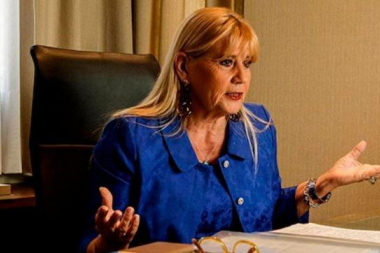 El acoso y la caída de la ministra que se quedó con el picaporte en la mano