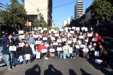 Bronca y lágrimas de impotencia en el conmoveedor respaldo de los trabajadores de Prensa a los despedidos y despedidas de la Agencia Télam en La Plata