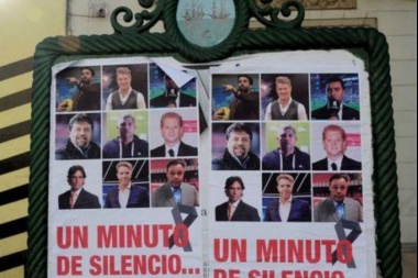 Afiches con chicana: ahora piden un minuto de silencio por los periodistas que destrozaron a la Selección