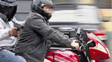 Una banda de motochorros atacó y saqueó un edificio en el Barrio Norte platense