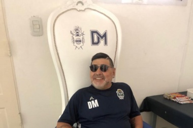 Subasta: ya ofrecen hasta tres cuartos de millón de pesos por el sillón de Maradona