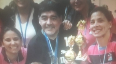 Fútbol femenino: Maradona fue árbitro y se comió un penal que celebraron chicas platenses