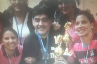 Fútbol femenino: Maradona fue árbitro y se comió un penal que celebraron chicas platenses
