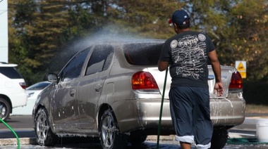 Código Garro: por lavar el auto en la calle, multa de $6.500 a $52.000