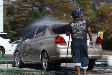 Código Garro: por lavar el auto en la calle, multa de $6.500 a $52.000