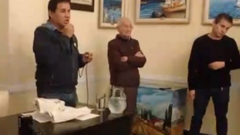 Funcionario municipal de San Vicente atacó a golpes a un periodista local que preguntó por parientes contratados