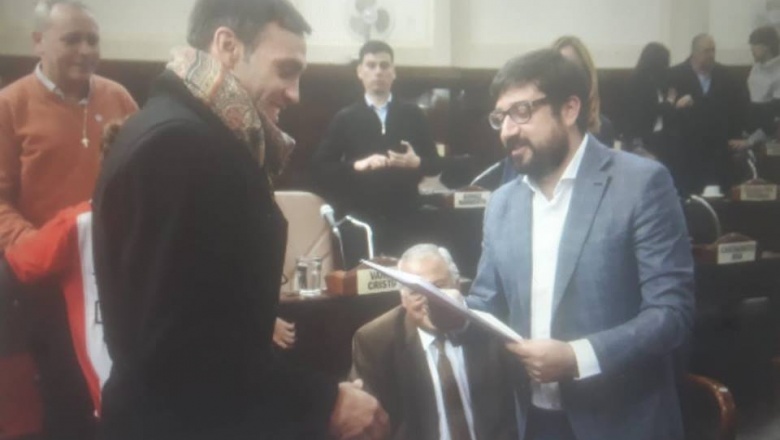 Concejo platense: servicios en los barrios populares, el futbolitsta De Sábato ilustre y debate picante