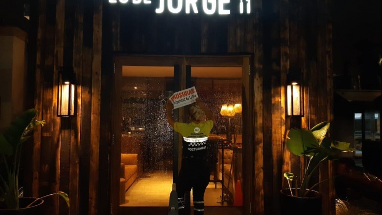 Multas de hasta $ 2 millones: en La Plata clausuraron "juntadas" y restoranes donde al virus se la servían en bandeja