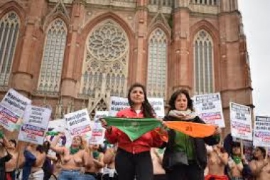 Denuncian penalmente a la agencia Nova por sus burlas insultantes a participantes del Encuentro de Mujeres