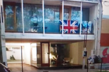 El nabo que vive en el 1°: colgó una bandera inglesa y hubo cola en las redes sociales para repudiarlo