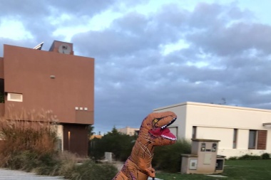 Harto de la cuarentena se disfrazó de dinosaurio, ahora los vecinos le piden que pase por sus casas y se arma una movida solidaria