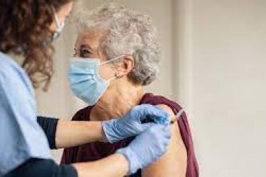 Metanlé nomás: los mayores de 70 se podrán vacunar sin estar anotados