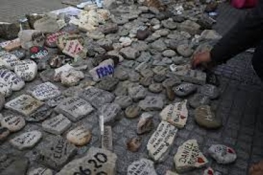 El gobierno construirá un espacio en memoria con las piedras dejadas por familiares de víctimas del Covid