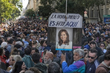 Impresionante movilización cívica en defensa de la democracia tras el intento de asesinato a Cristina