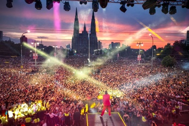 Una multitud estimada en 250 mil personas reventó Plaza Moreno en el festejo por el cumpleaños de La Plata