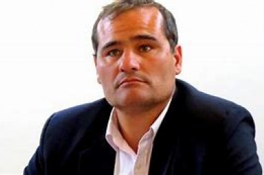 Se calienta la política platense por el caso de las tarjetas de débito: sugestivo posteo de Escudero
