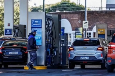 Más gente sin laburo: oficializaron el autoservicio de carga de combustible en estaciones de servicio