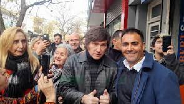 Milei vino a La Plata y caminó con su referente el abogado Marcelo Peña
